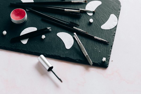 Comment Arborez des Robes à Imprimés Tropicaux avec Style et Élégance : Astuces contre le Kitsch