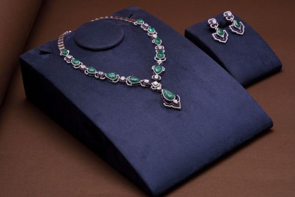 Découvrez les colliers de luxe incontournables pour briller